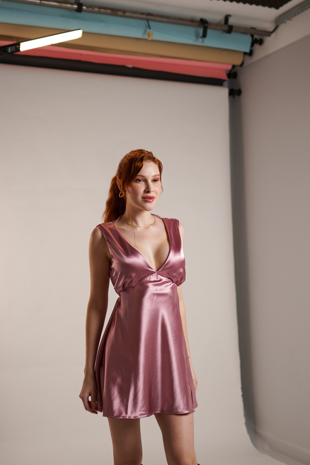 Vestido Curto Cetim com Fenda