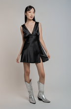 Vestido Curto Cetim com Fenda