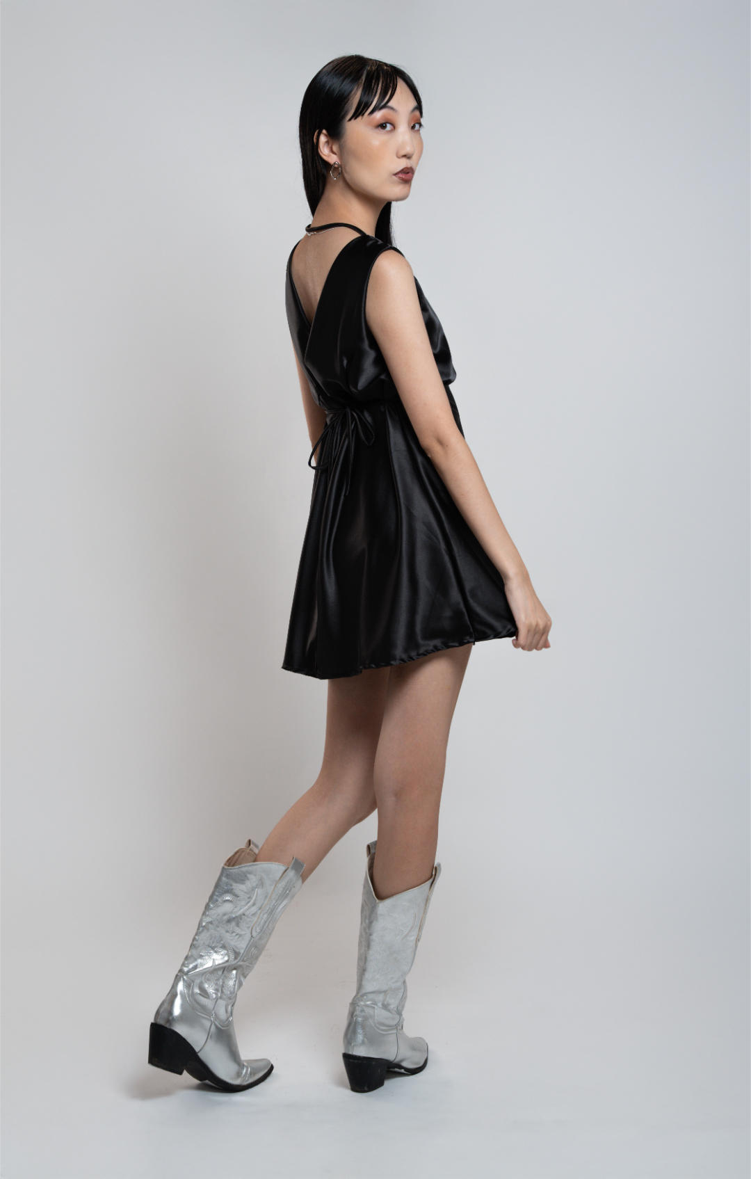 Vestido Curto Cetim com Fenda