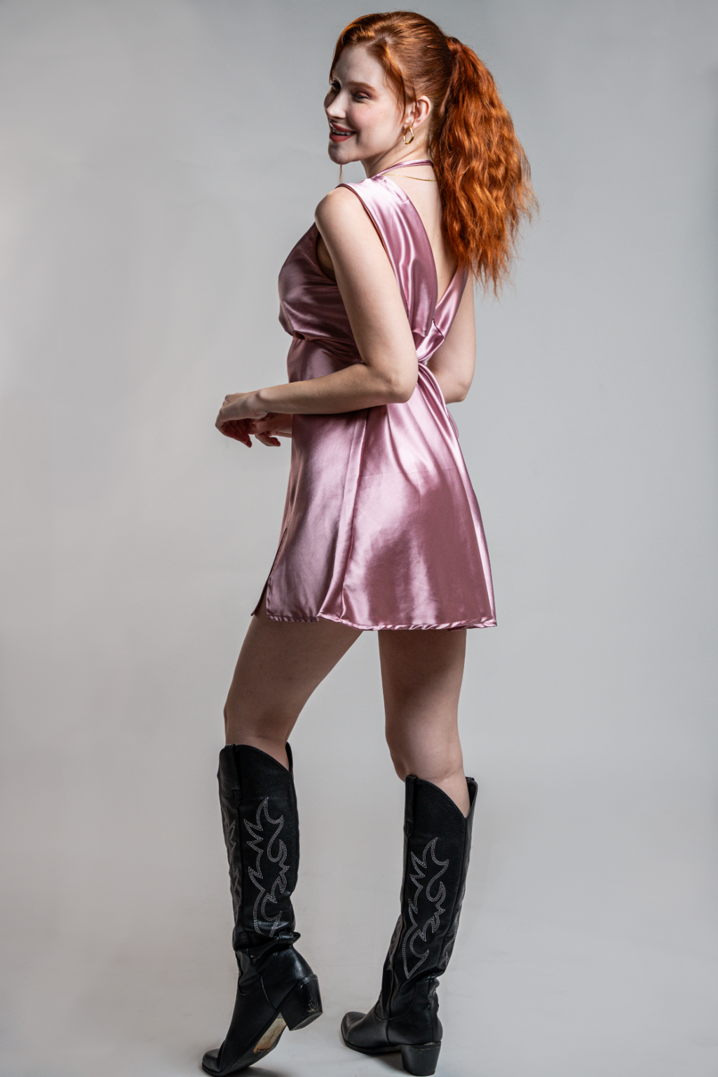 Vestido Curto Cetim com Fenda