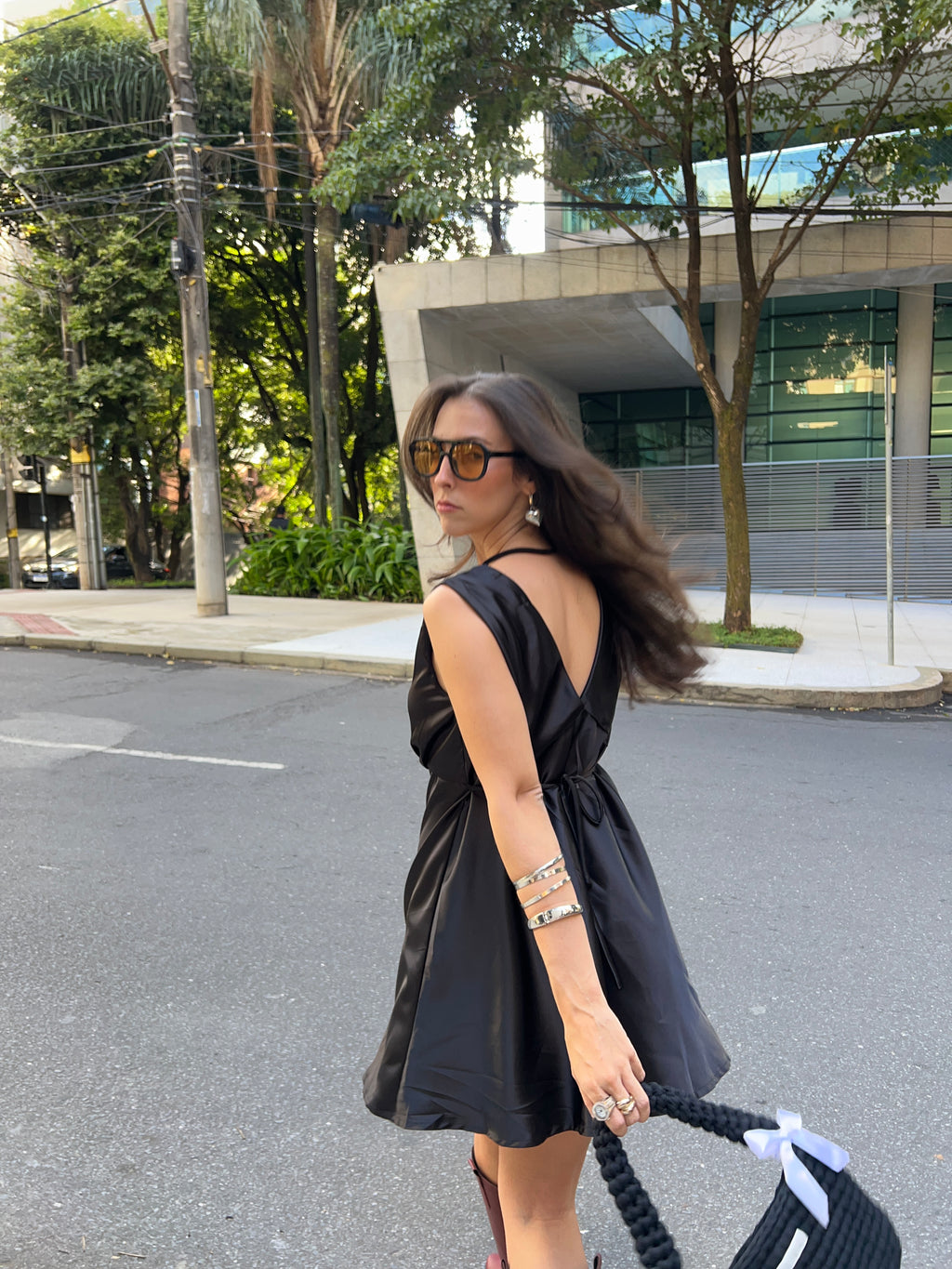 Vestido Curto Cetim com Fenda